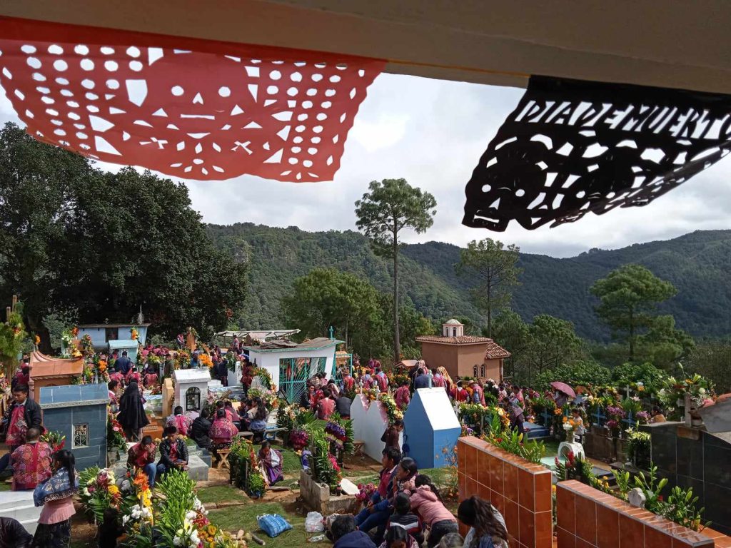 Il cimitero del Romerillo animato dalla visita di molte famiglie indigene