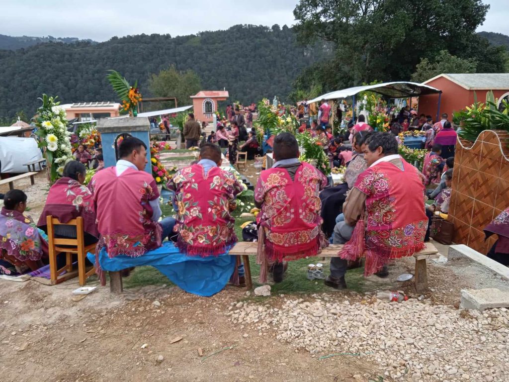 Membri di una confraternita religiosa che praticano un culto sincretico Maya-Cattolico