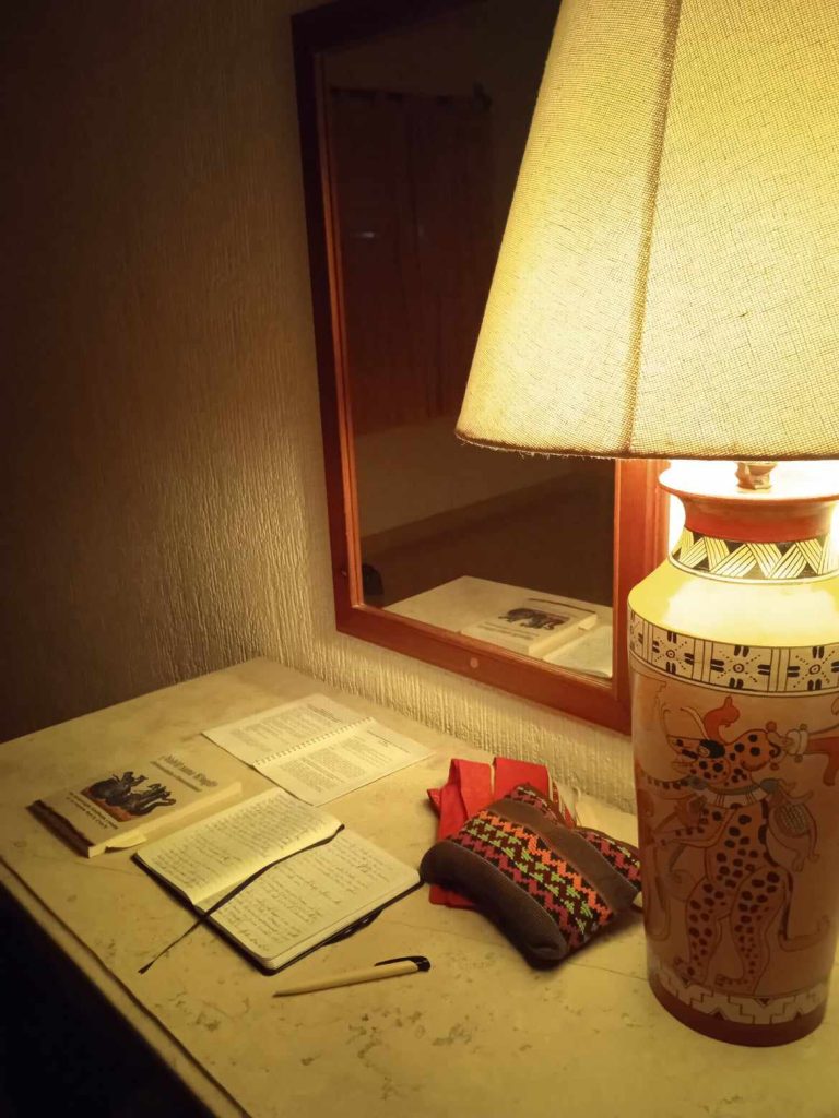 Una scrivania dall'aspetto messicano con appunti di viaggio e oggetti sciamanici.