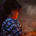 La curandera in preghiera (dettaglio volto)