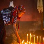 La curandera in preghiera (dettaglio sulle candele)