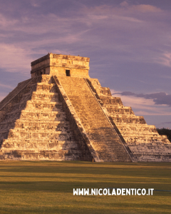 La piramide di “El Castillo” di Chichen Itzà, luogo emblema dei regni Maya-Toltechi